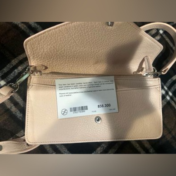 Leatherology- Small leather envelope style crossbodya purse in light pink. - Picture 3 of 4